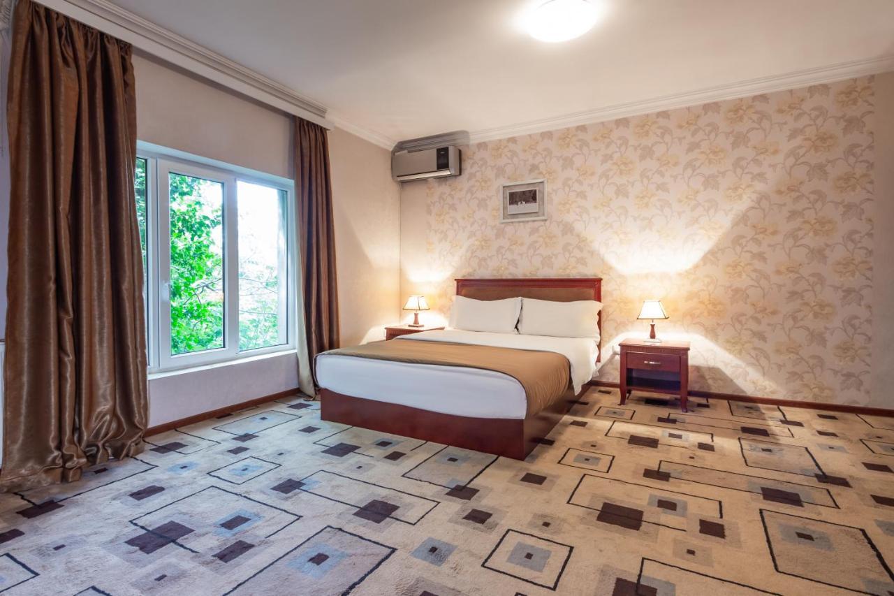 Margo Palace Hotel Tbilisi Buitenkant foto